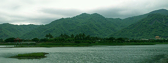 美濃的「 靈山 」山麓下 美濃靈山
